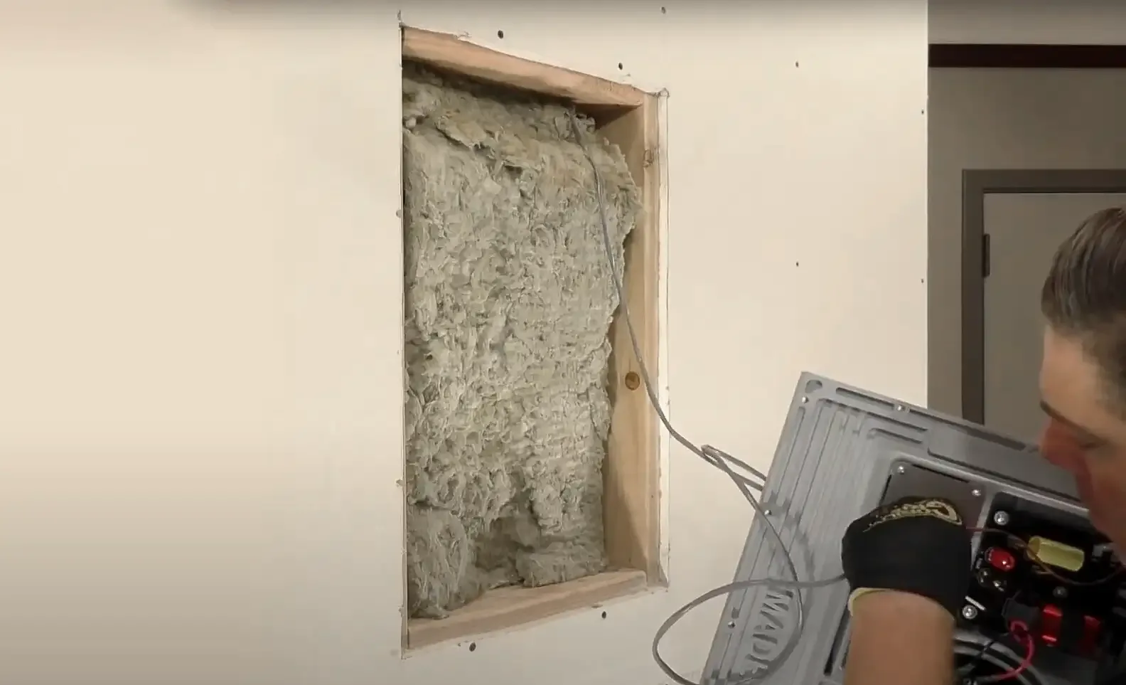 Den unsichtbaren Lautsprecher von Stealth Acoustics mit der Leitung aus der Einbauöffnung verbinden.