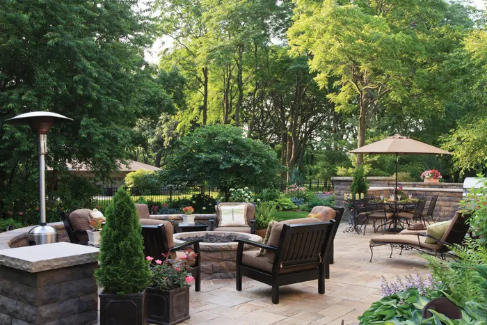Gartenterrasse mit Sitzgruppe und Sonance Gartenlautsprechern in den Beeten